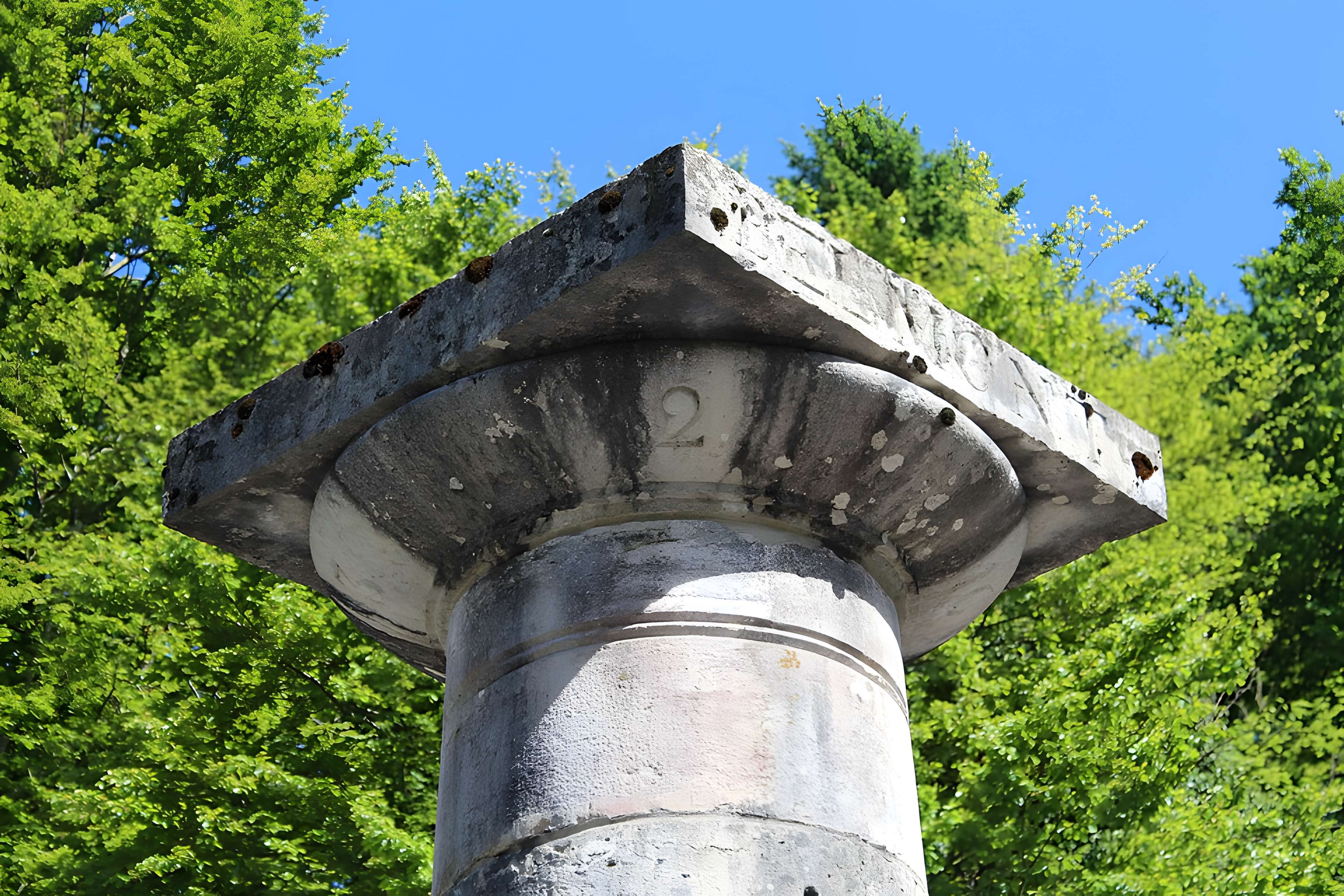 Bornes-colonnes de la forêt de Chaux