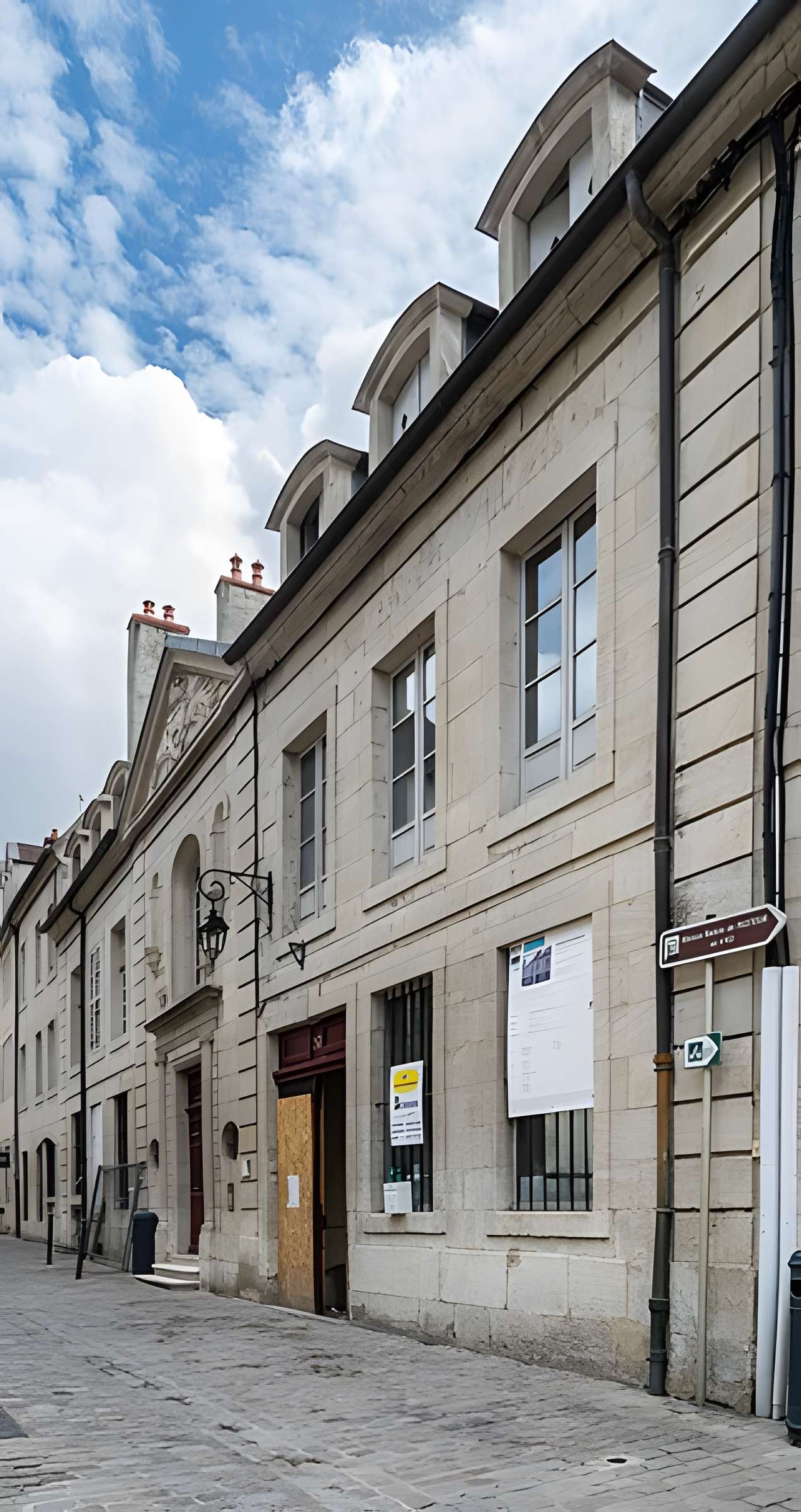 Maison des Orphelins, actuellement école