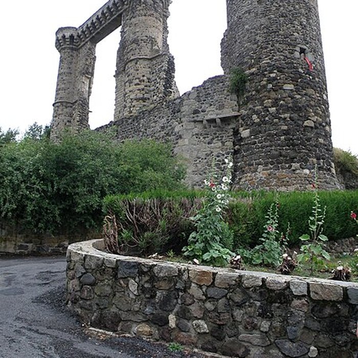 Photo de Ruines du château et terrain qui entoure ces ruines