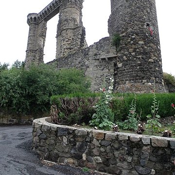 Ruines du château et terrain qui entoure ces ruines