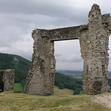 Ruines du château et terrain qui entoure ces ruines