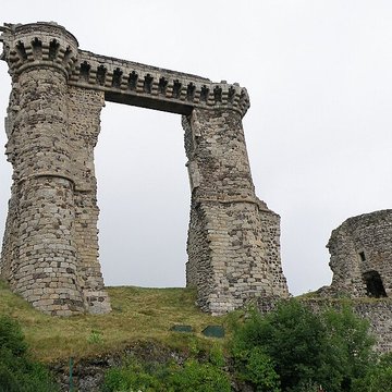 Ruines du château et terrain qui entoure ces ruines