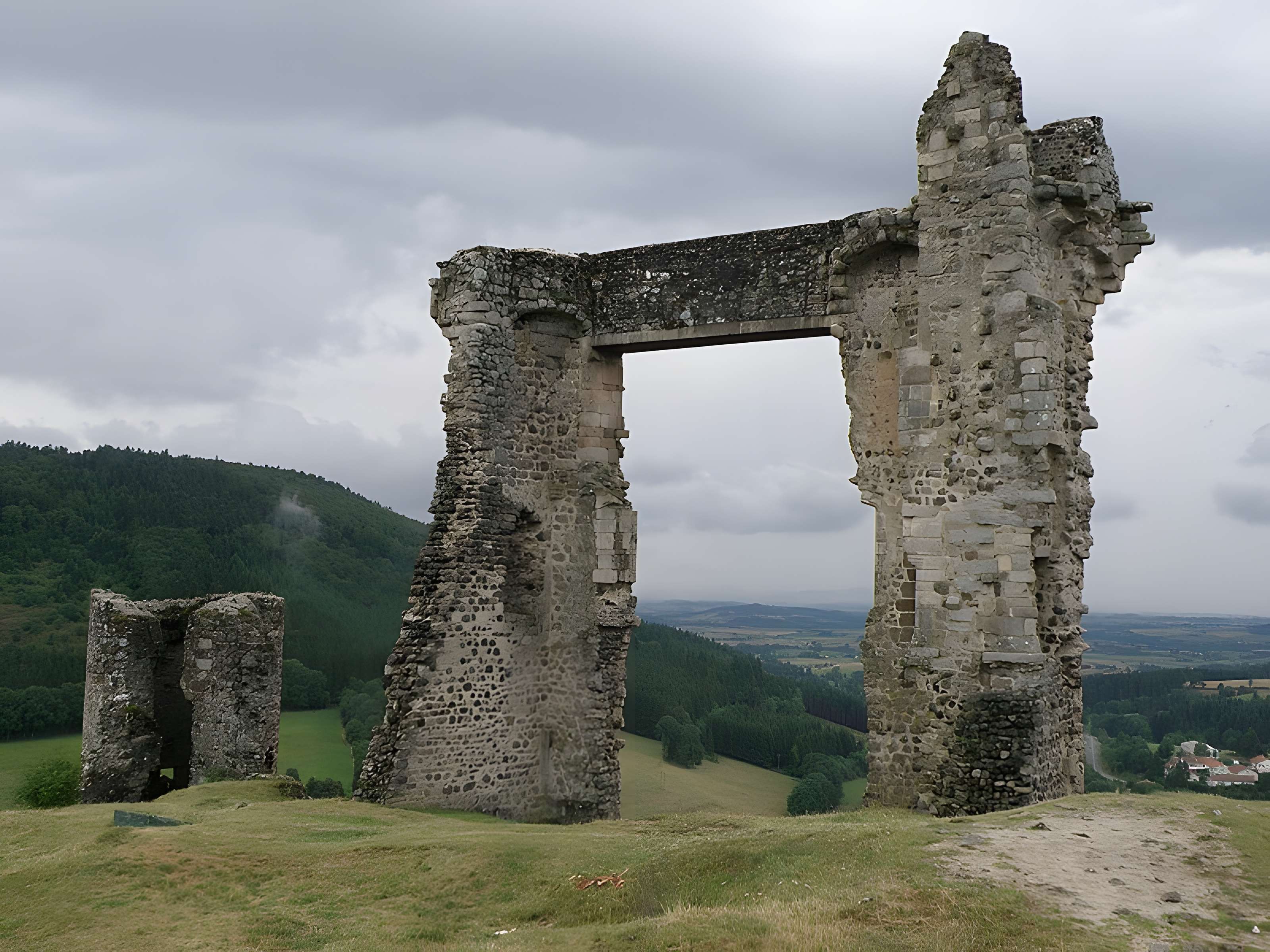 Ruines du château et terrain qui entoure ces ruines