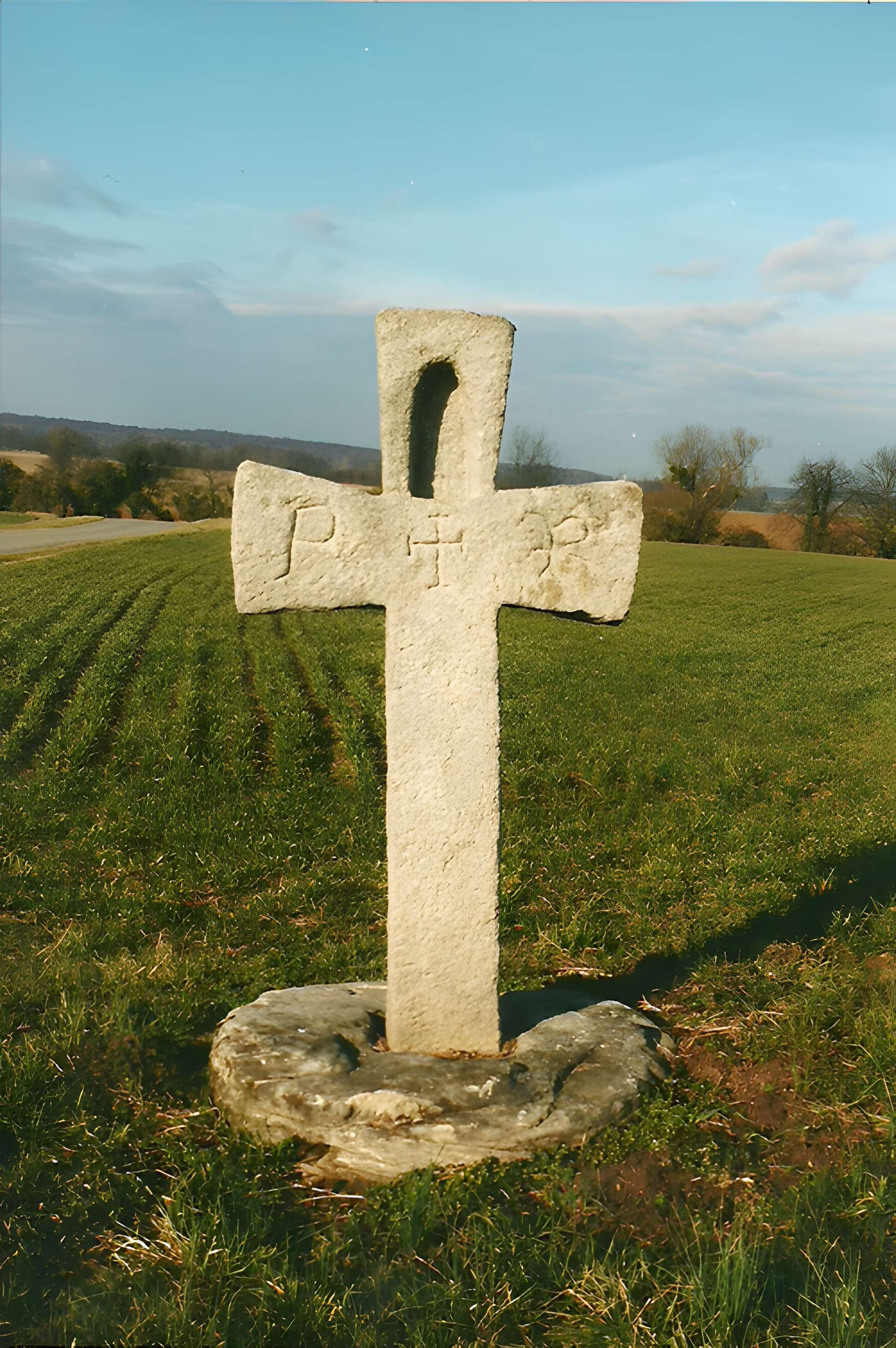 Croix de l'angle Nord-Est du mur du cimetière