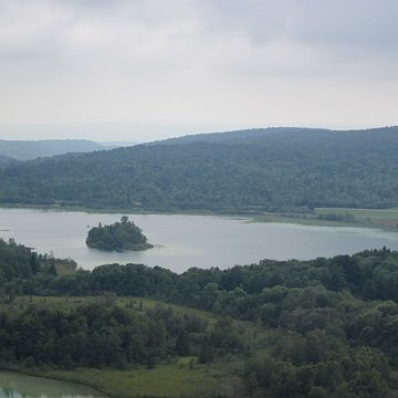 Ile de la Motte, sur le lac dIlay