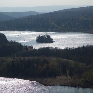 Ile de la Motte, sur le lac dIlay
