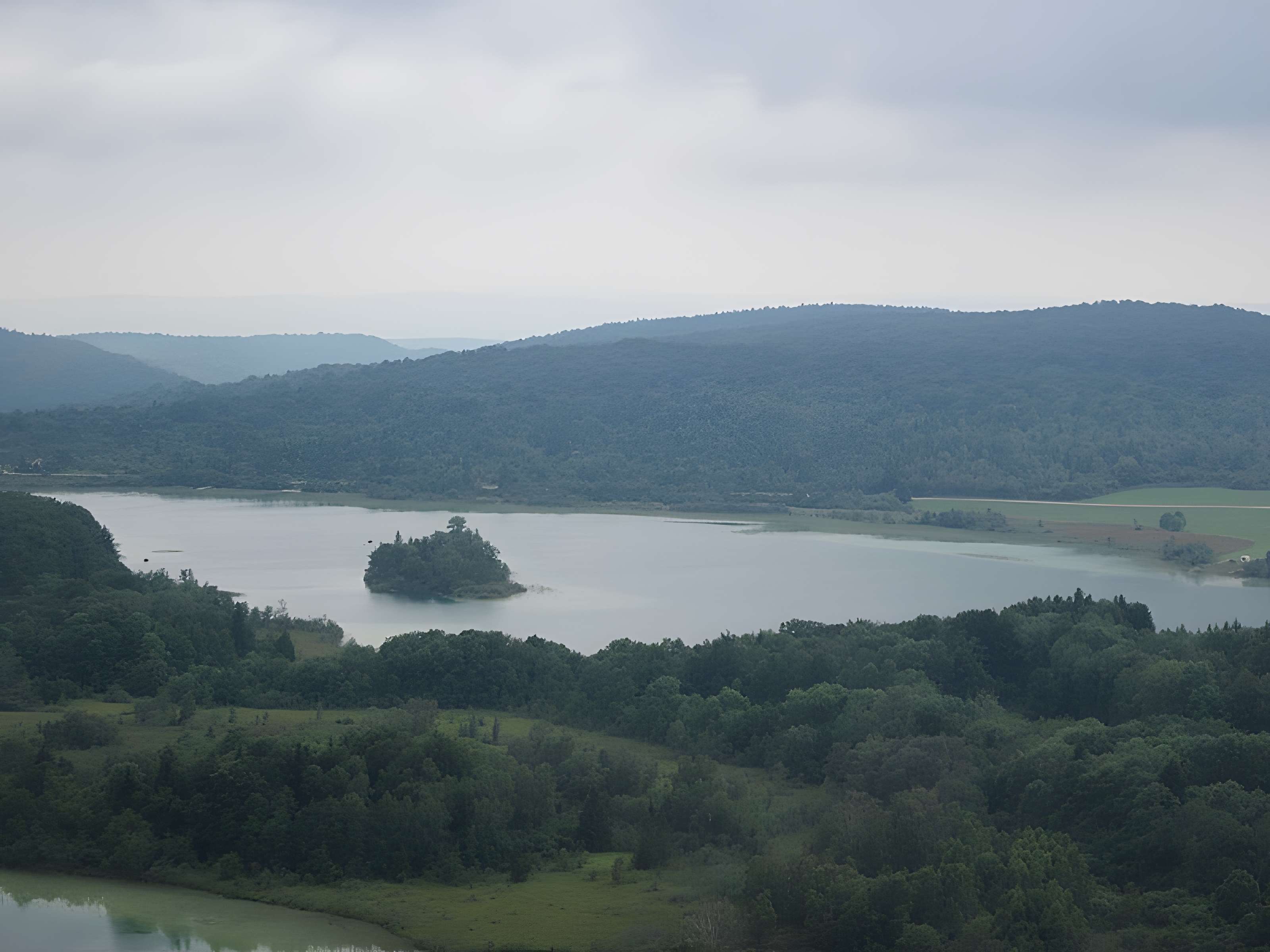 Ile de la Motte, sur le lac d'Ilay