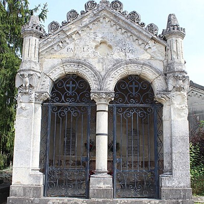 Photo de Monument funéraire de la famille Daloz, situé dans le cimetière