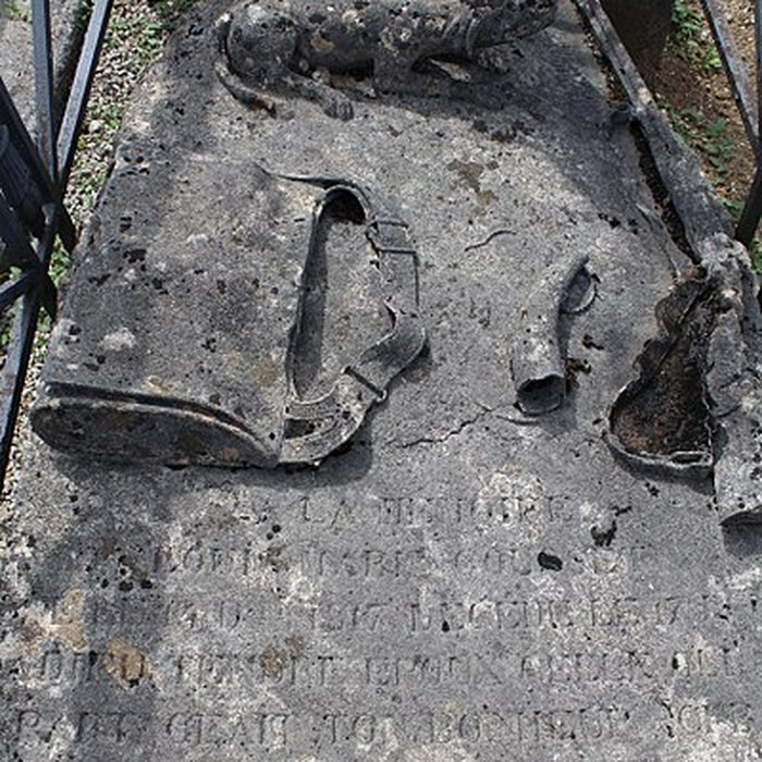 Photo de Monument funéraire de la famille Daloz, situé dans le cimetière