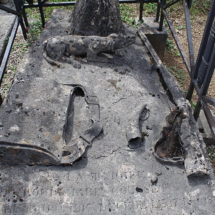 Photo de Monument funéraire de la famille Daloz, situé dans le cimetière