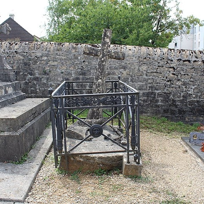 Photo de Monument funéraire de la famille Daloz, situé dans le cimetière