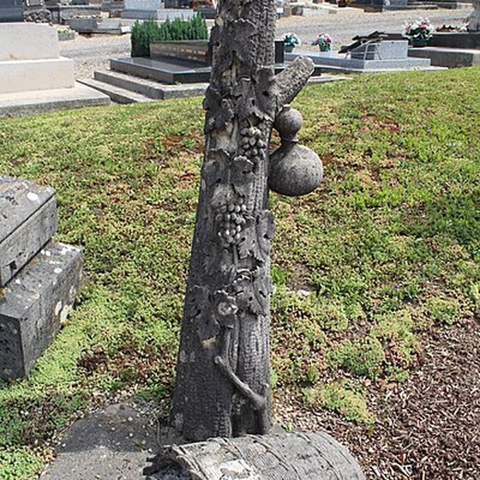 Photo de Monument funéraire de la famille Daloz, situé dans le cimetière