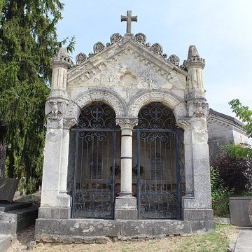 Monument funéraire de la famille Daloz, situé dans le cimetière