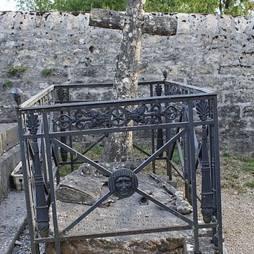 Monument funéraire de la famille Daloz, situé dans le cimetière