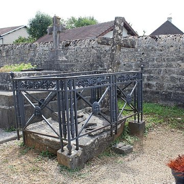 Monument funéraire de la famille Daloz, situé dans le cimetière