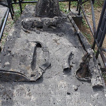 Monument funéraire de la famille Daloz, situé dans le cimetière