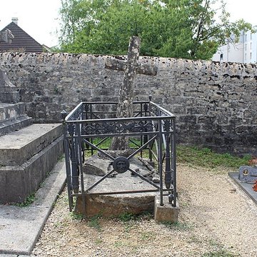 Monument funéraire de la famille Daloz, situé dans le cimetière