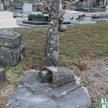 Monument funéraire de la famille Daloz, situé dans le cimetière