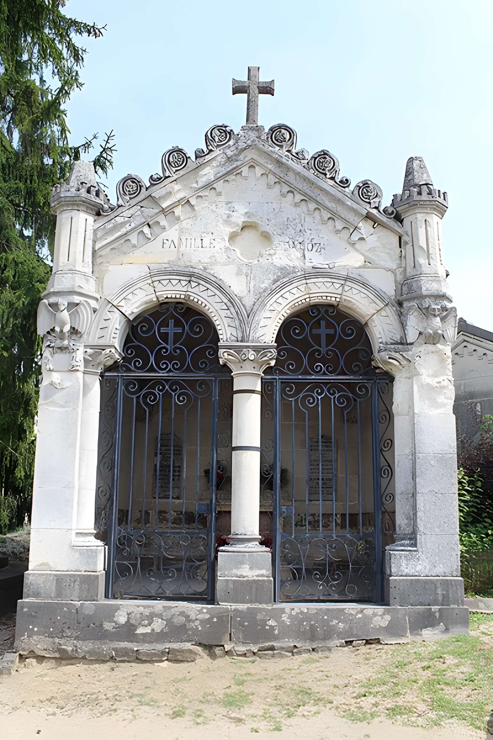 Monument funéraire de la famille Daloz, situé dans le cimetière