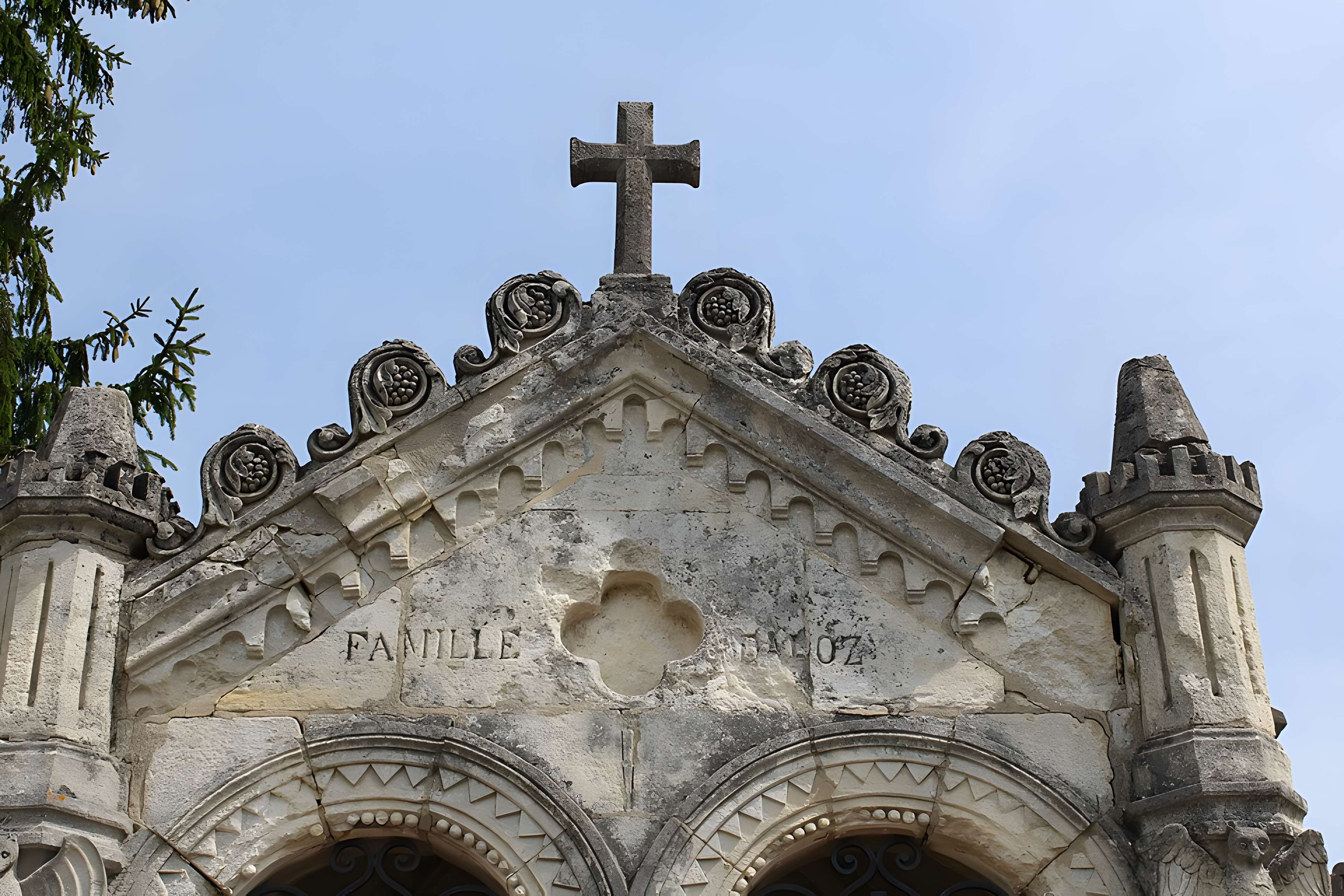 Monument funéraire de la famille Daloz, situé dans le cimetière