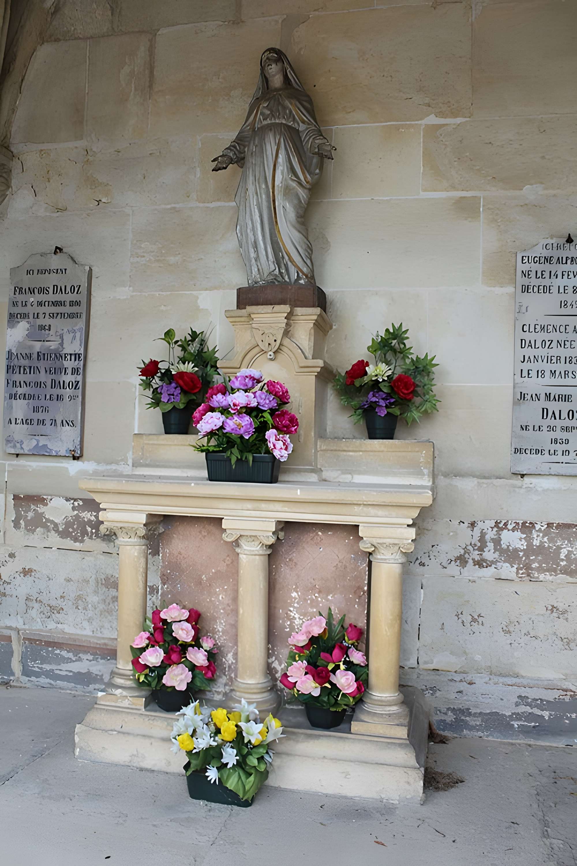 Monument funéraire de la famille Daloz, situé dans le cimetière
