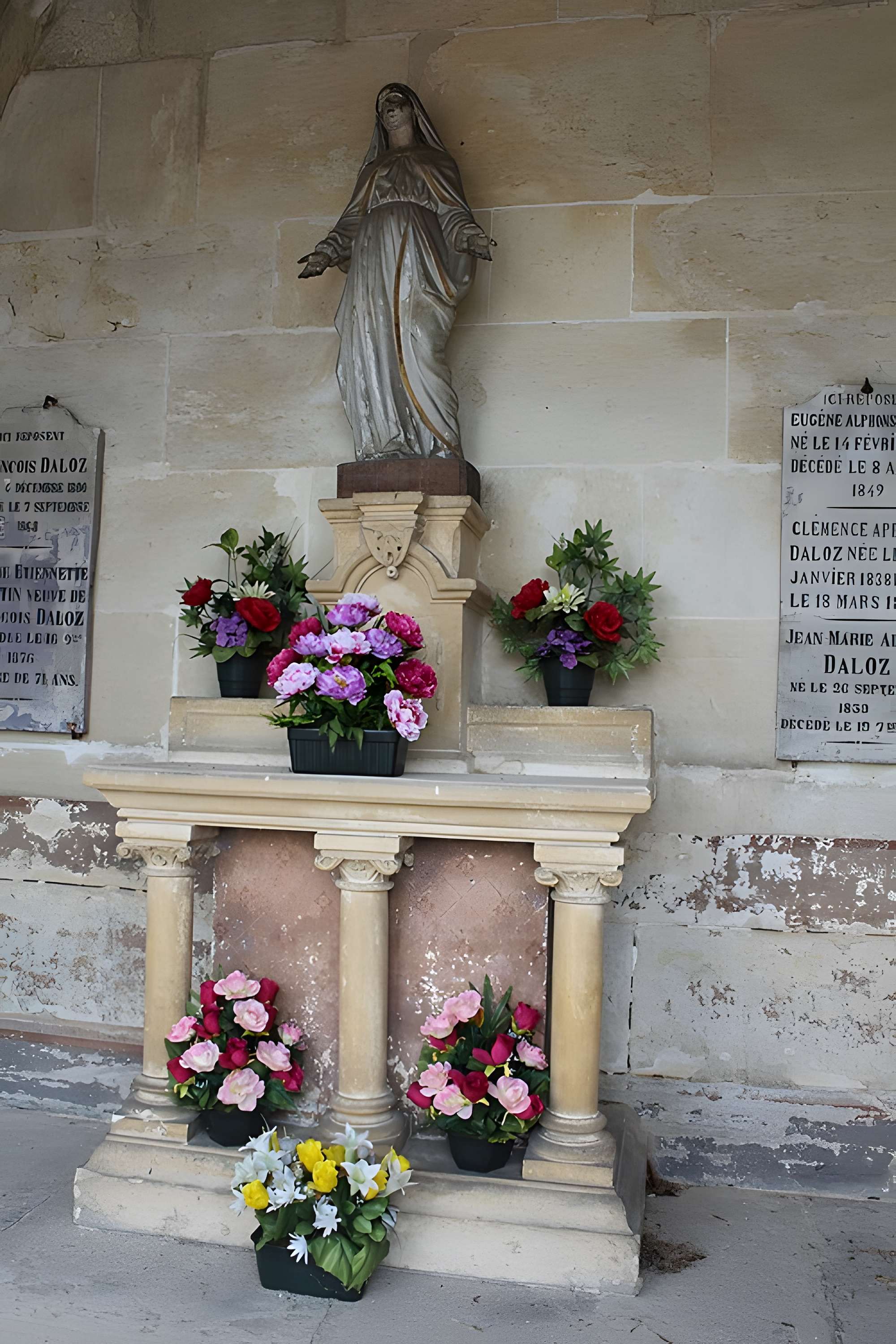 Monument funéraire de la famille Daloz, situé dans le cimetière