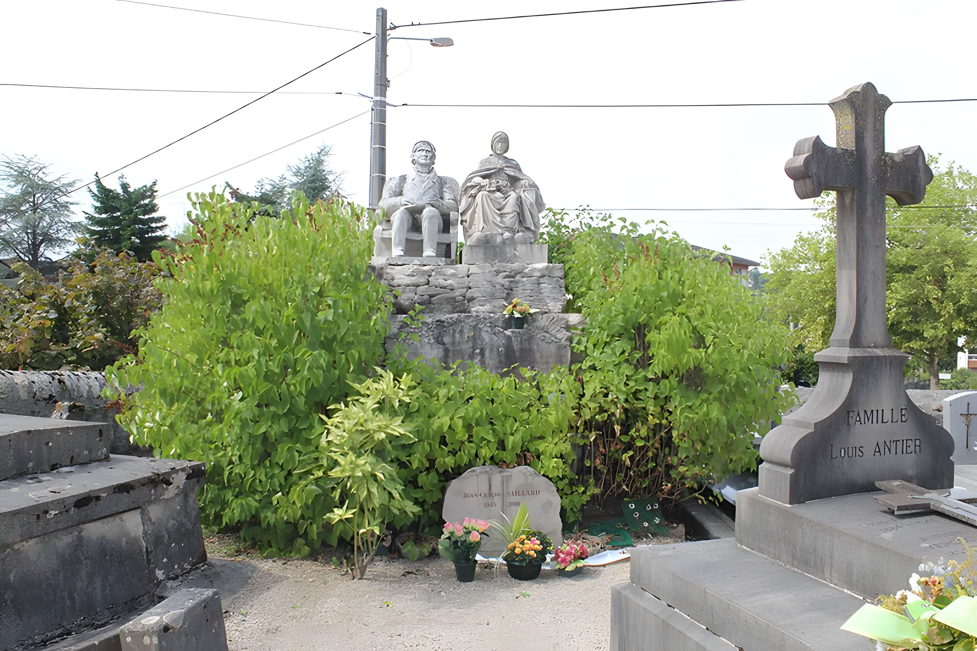 Monument funéraire de la famille Daloz, situé dans le cimetière