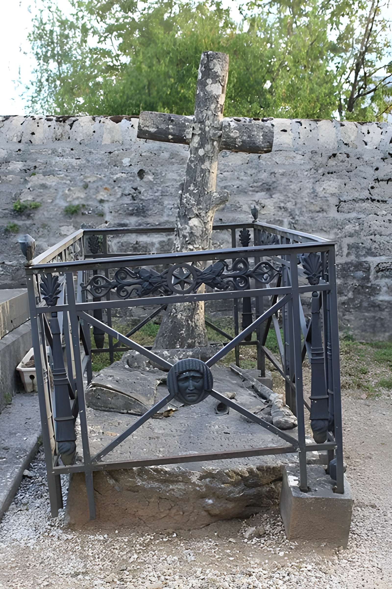 Monument funéraire de la famille Daloz, situé dans le cimetière