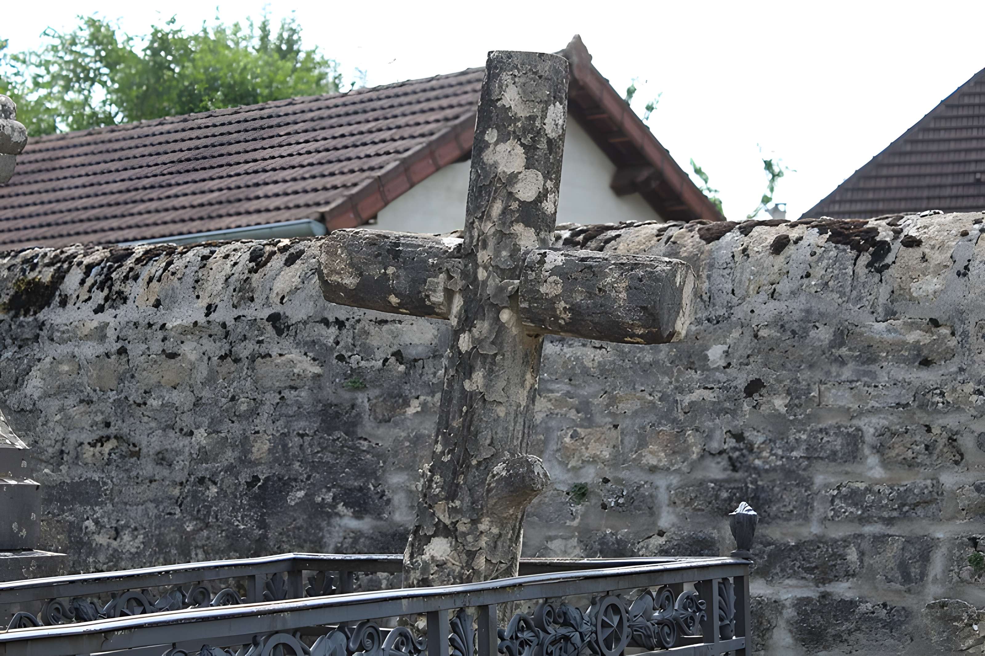 Monument funéraire de la famille Daloz, situé dans le cimetière