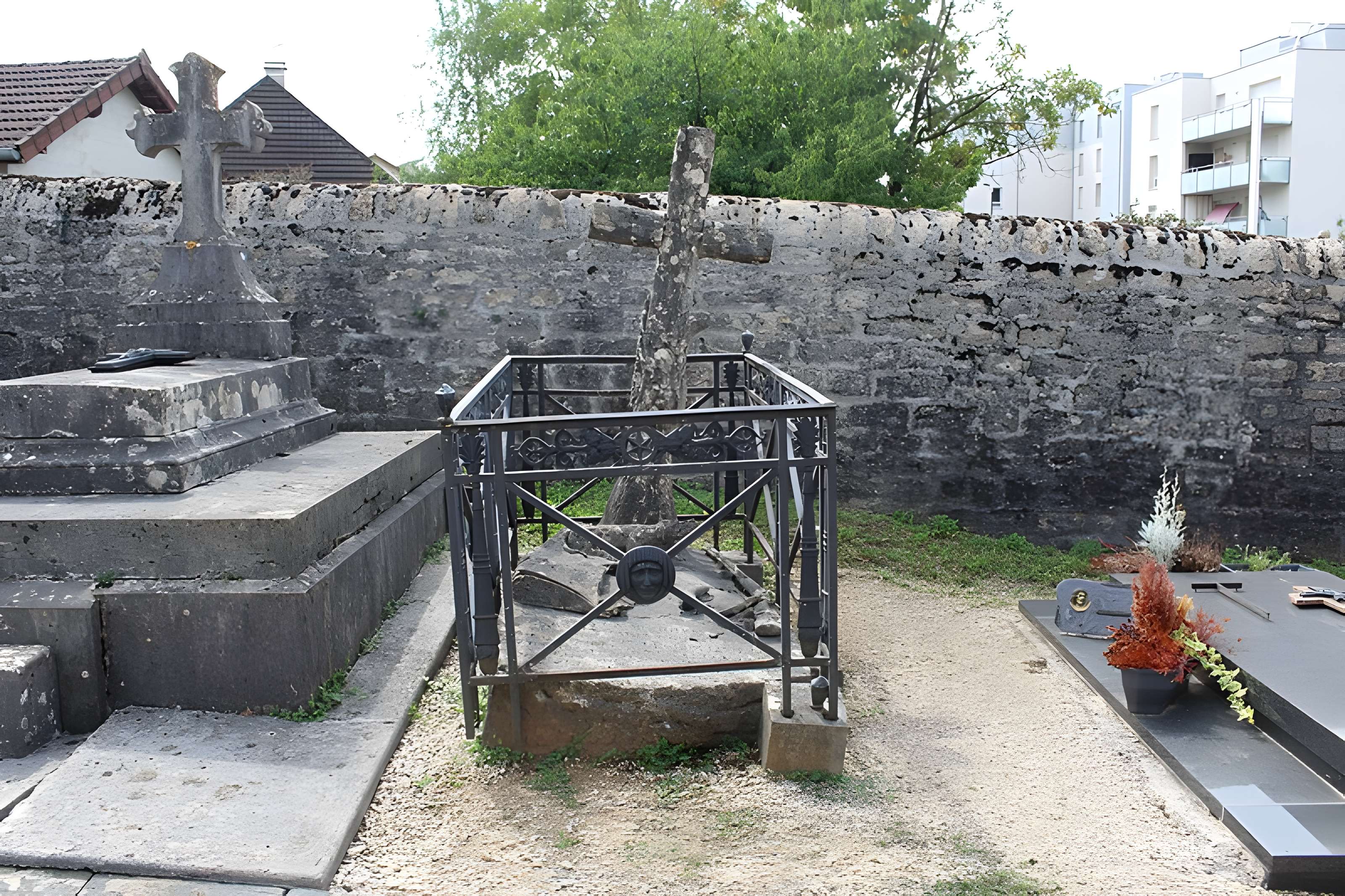 Monument funéraire de la famille Daloz, situé dans le cimetière
