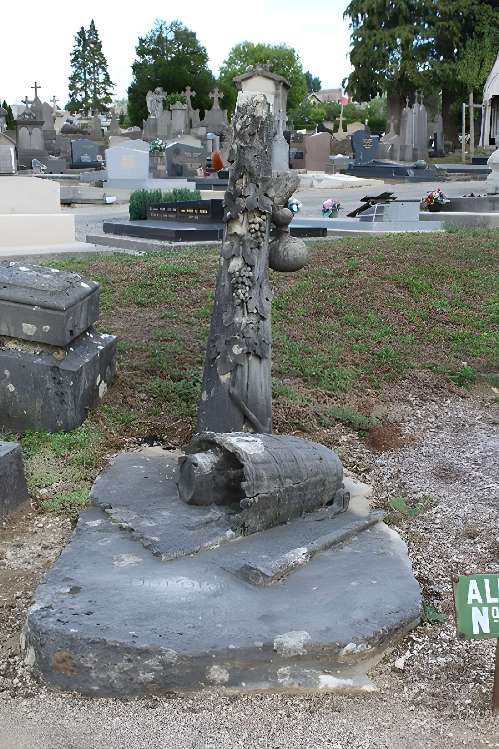 Monument funéraire de la famille Daloz, situé dans le cimetière