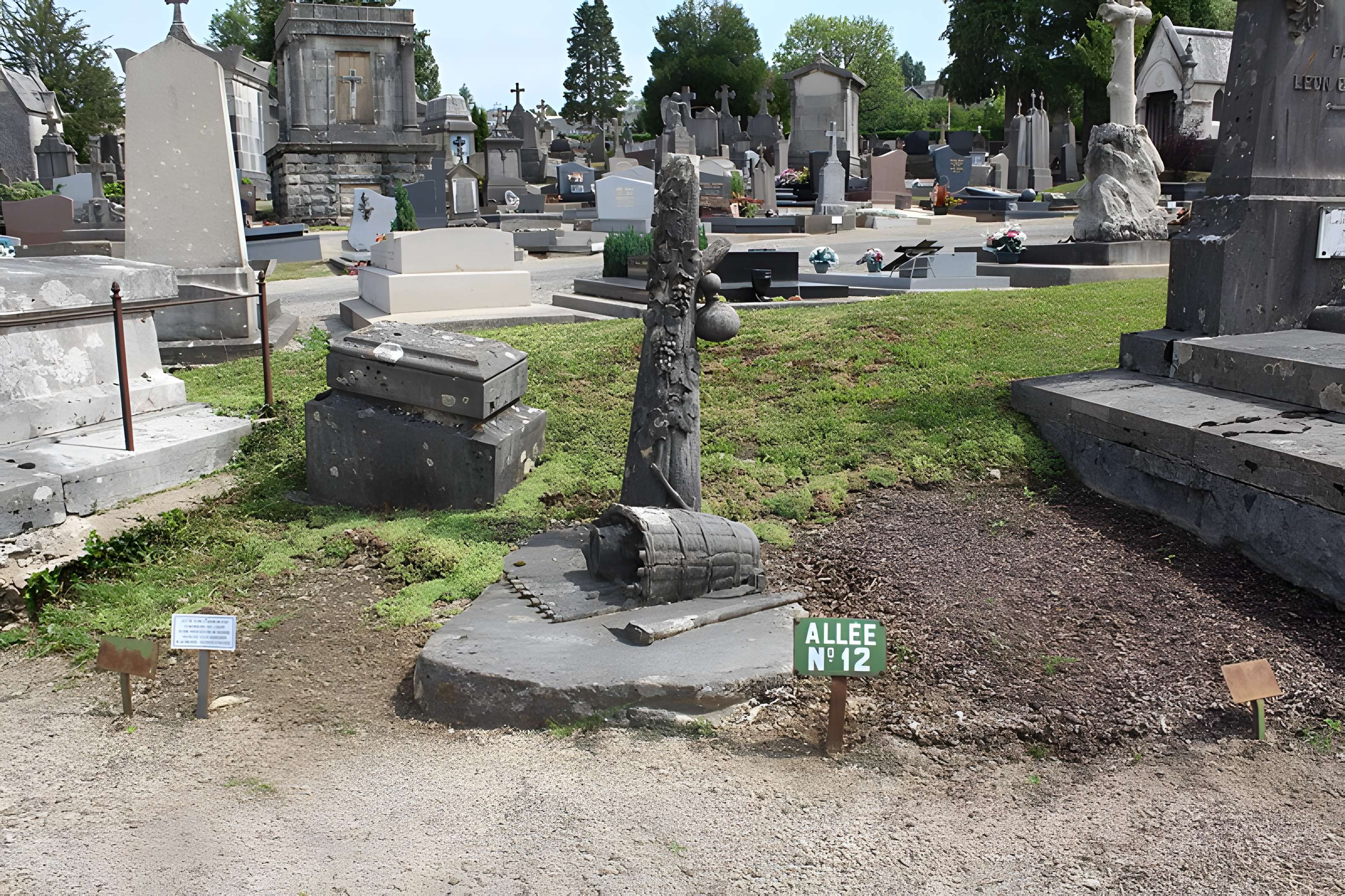 Monument funéraire de la famille Daloz, situé dans le cimetière