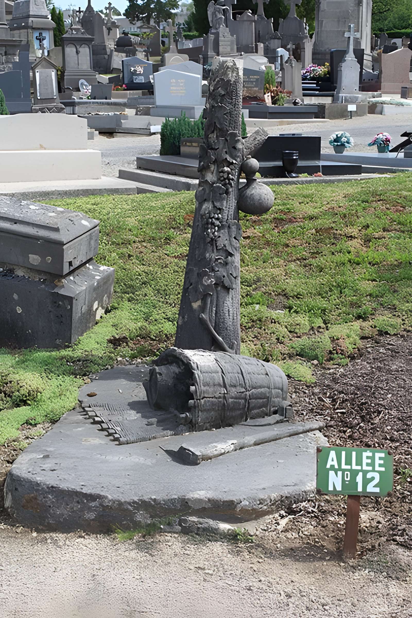 Monument funéraire de la famille Daloz, situé dans le cimetière
