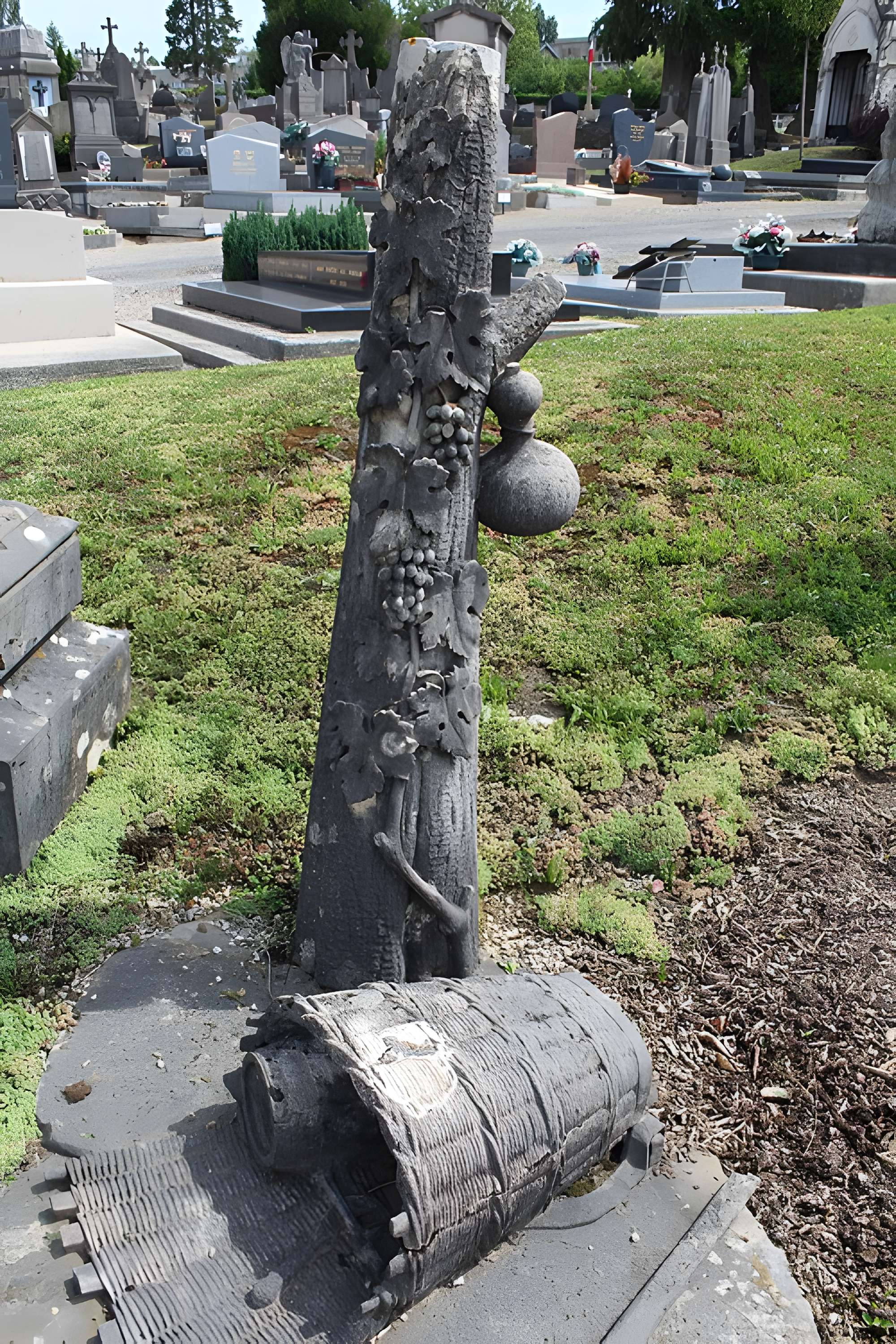 Monument funéraire de la famille Daloz, situé dans le cimetière