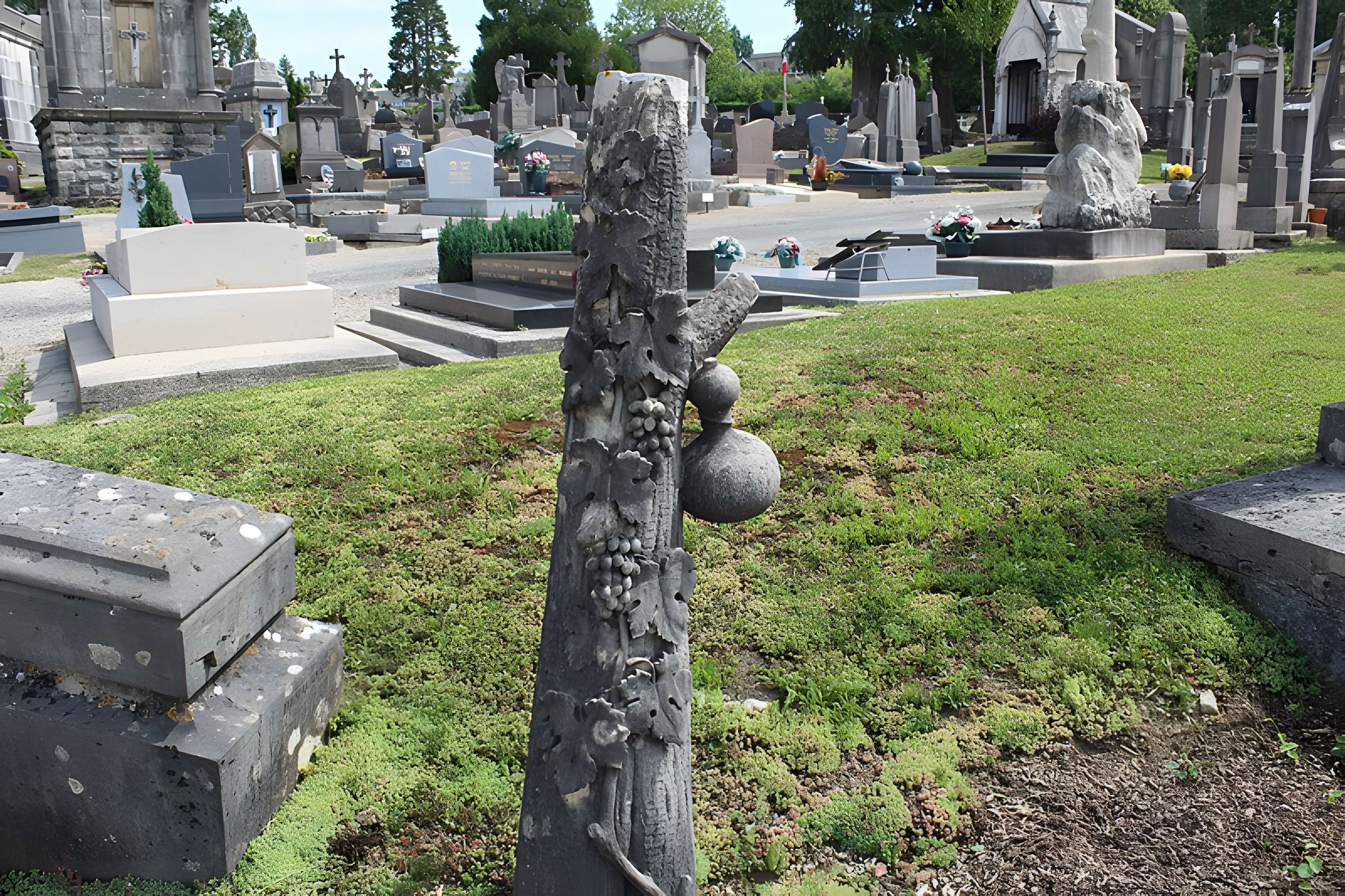 Monument funéraire de la famille Daloz, situé dans le cimetière
