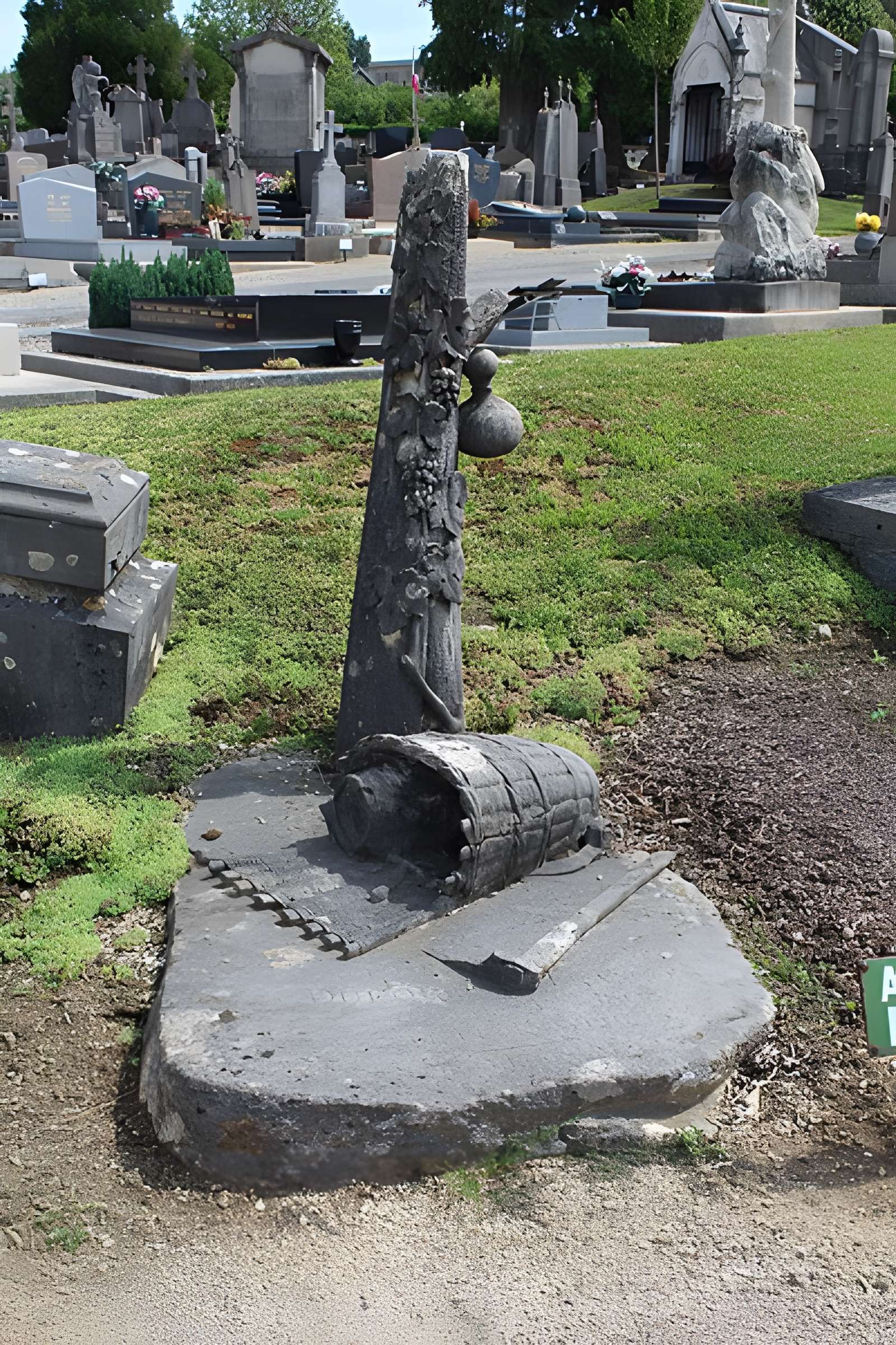 Monument funéraire de la famille Daloz, situé dans le cimetière