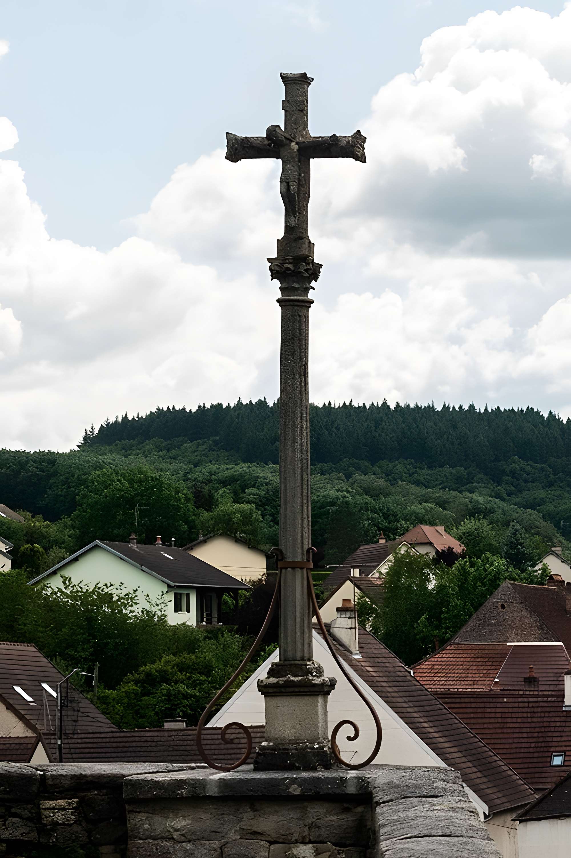 Croix en pierre datée de 1607