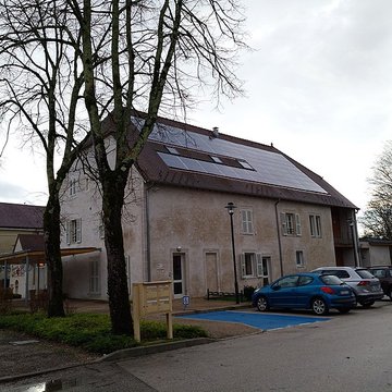 Mairie - écoles - halle et caserne de gendarmerie
