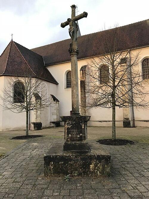 Croix de carrefour en pierre datée de 1613