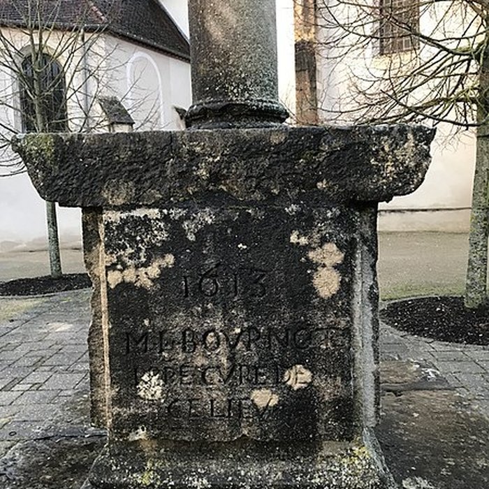 Photo de Croix de carrefour en pierre datée de 1613