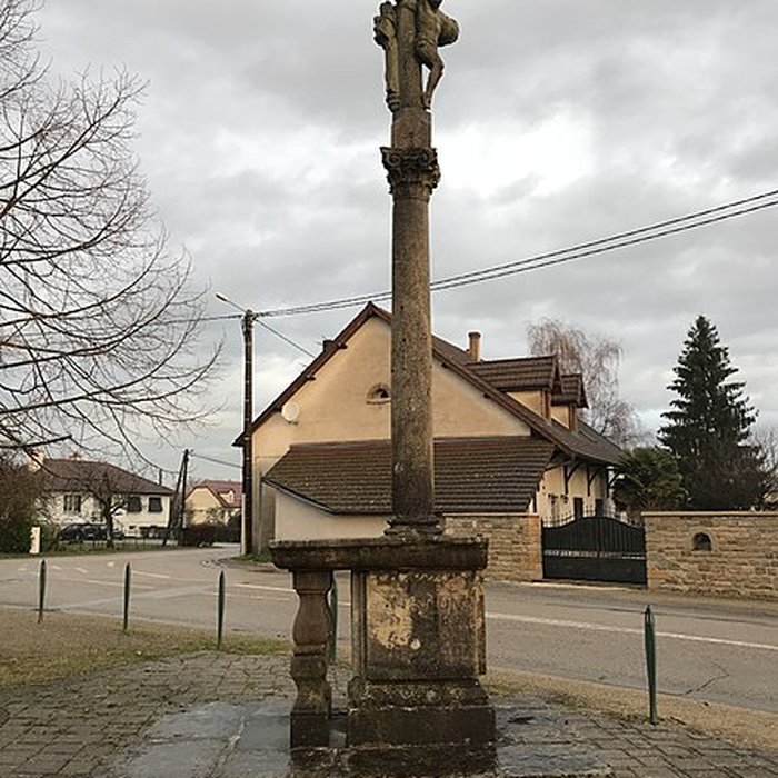 Photo de Croix de carrefour en pierre datée de 1613