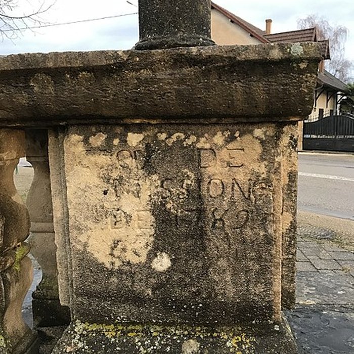 Photo de Croix de carrefour en pierre datée de 1613