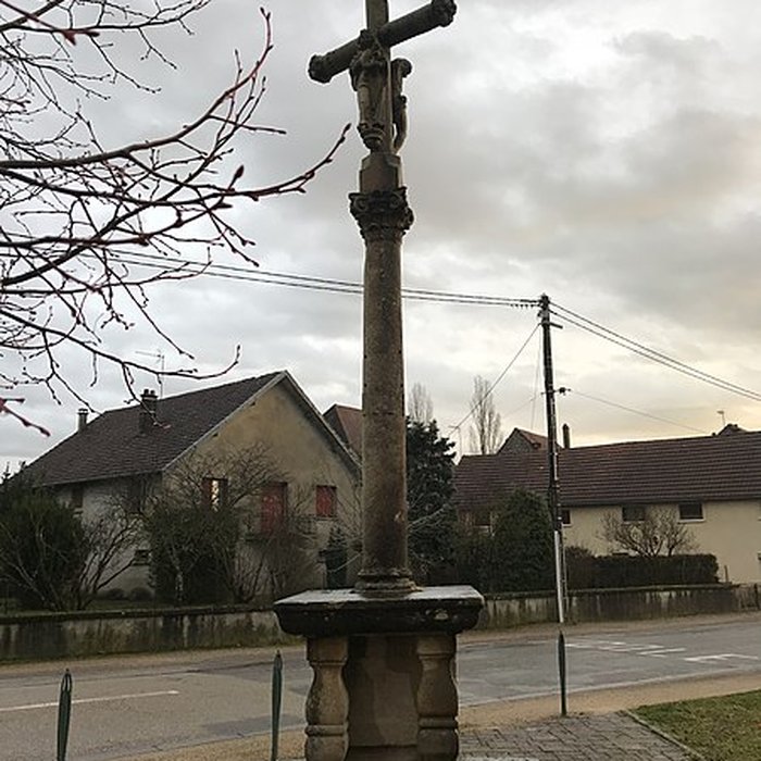 Photo de Croix de carrefour en pierre datée de 1613