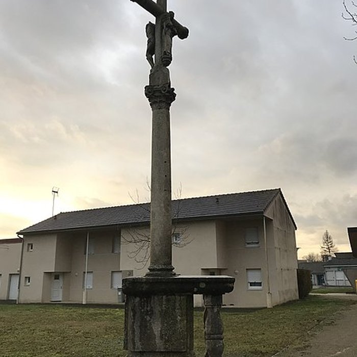 Photo de Croix de carrefour en pierre datée de 1613