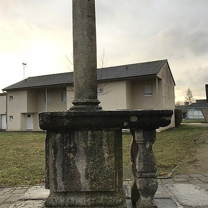 Photo de Croix de carrefour en pierre datée de 1613