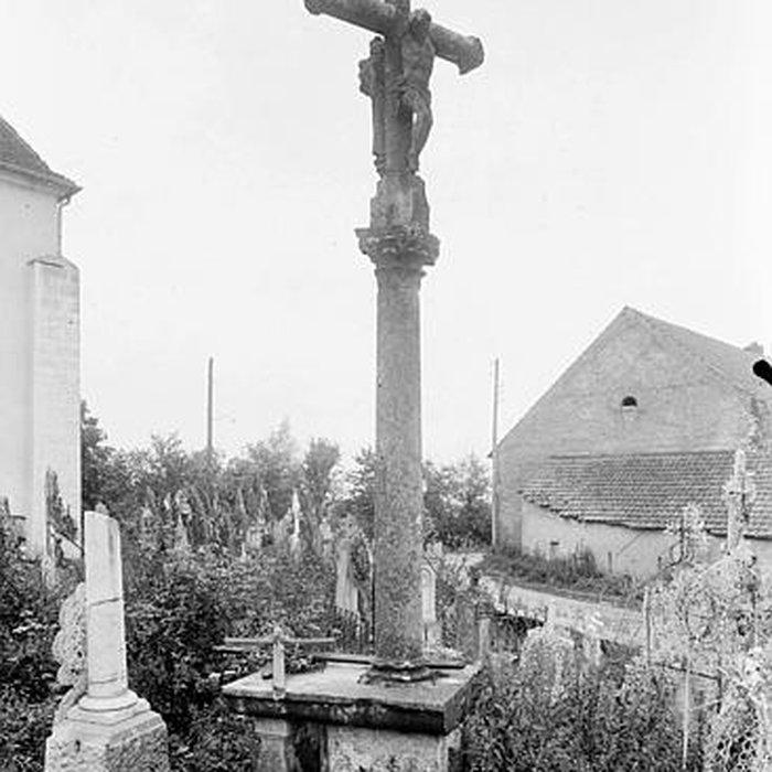 Photo de Croix de carrefour en pierre datée de 1613
