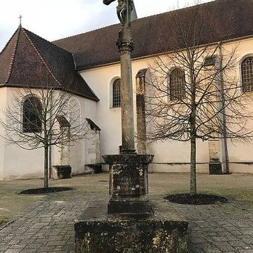 Croix de carrefour en pierre datée de 1613