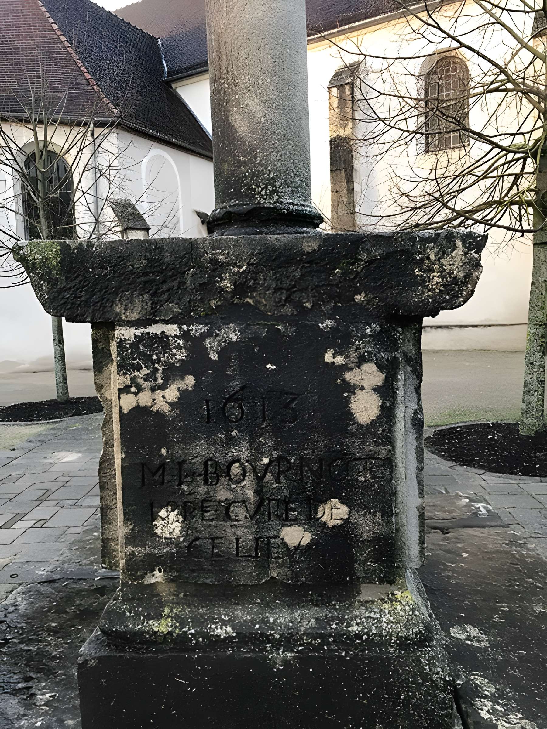 Croix de carrefour en pierre datée de 1613