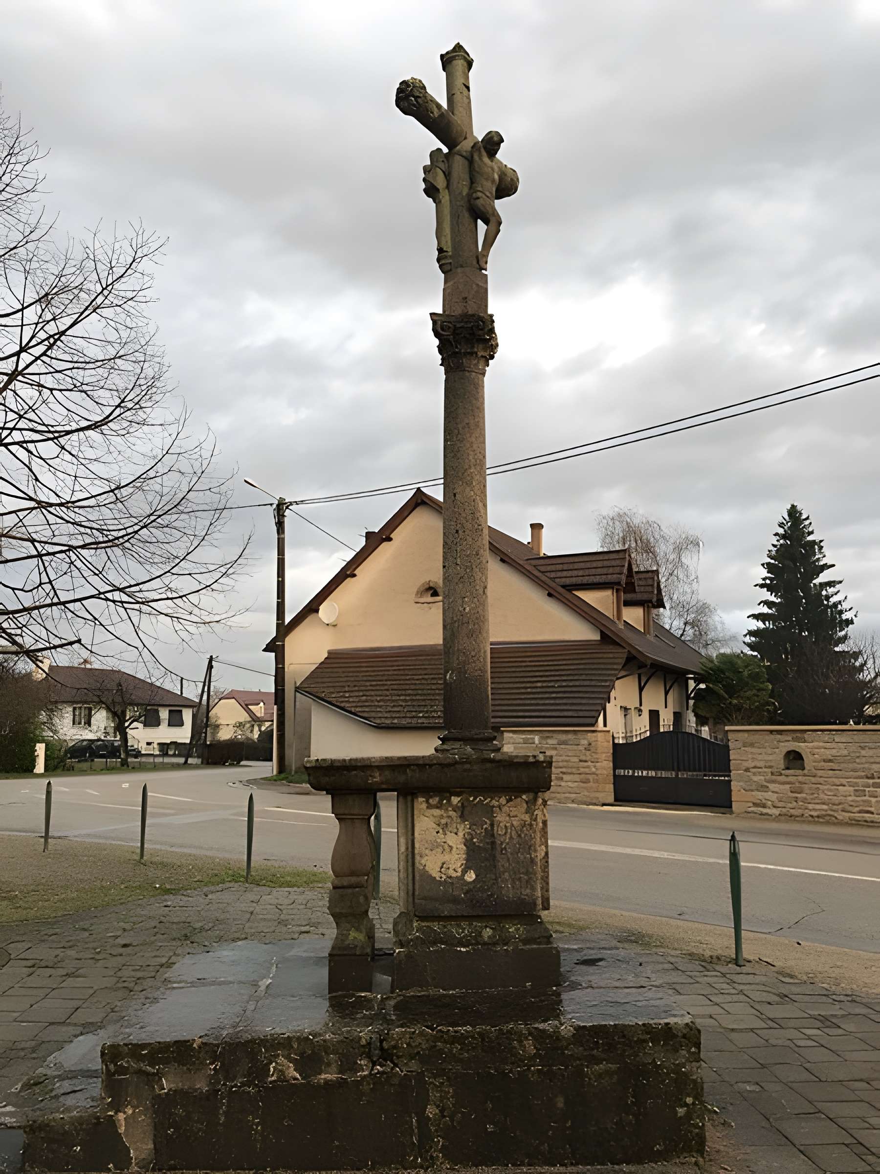Croix de carrefour en pierre datée de 1613