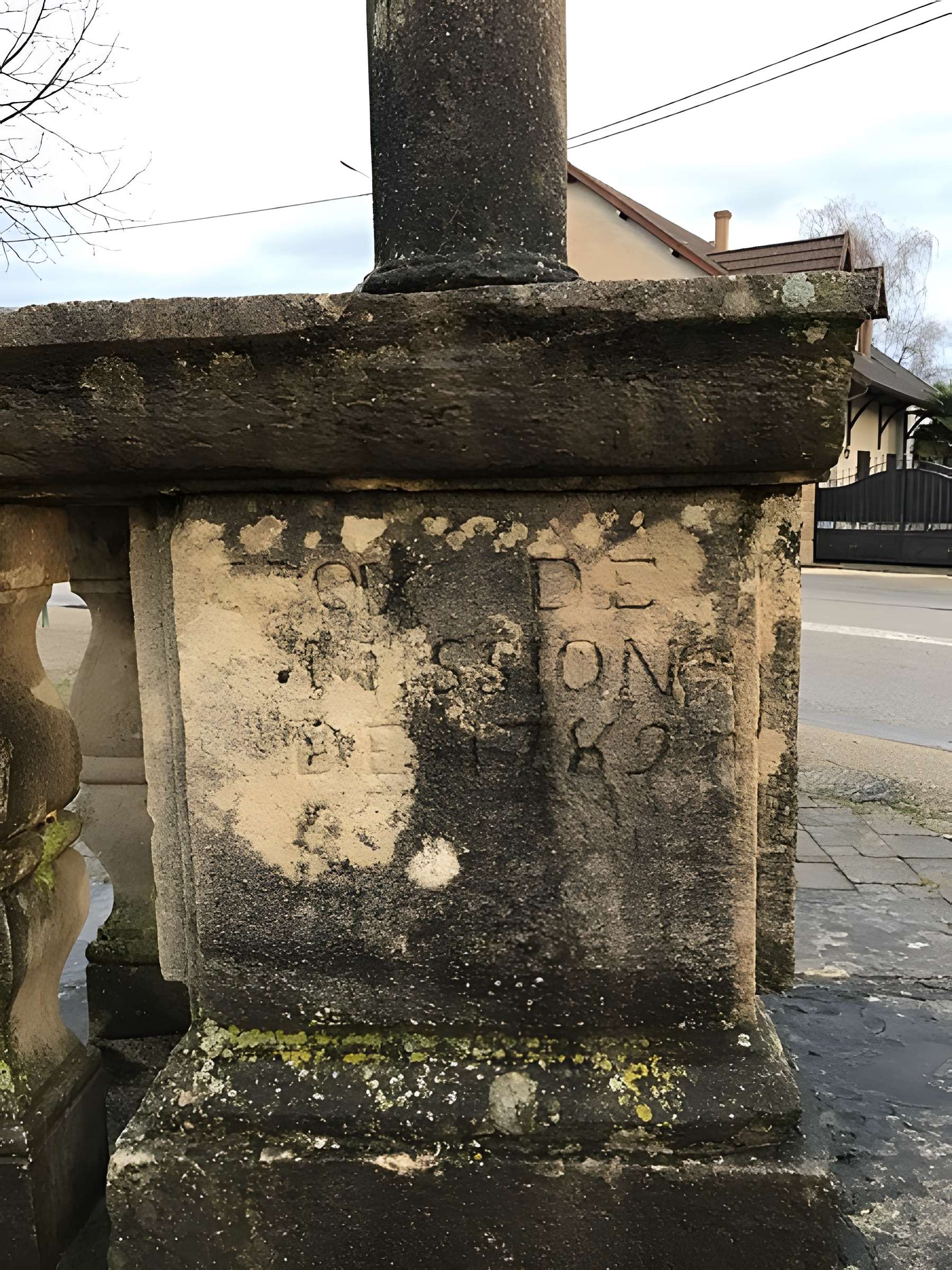 Croix de carrefour en pierre datée de 1613